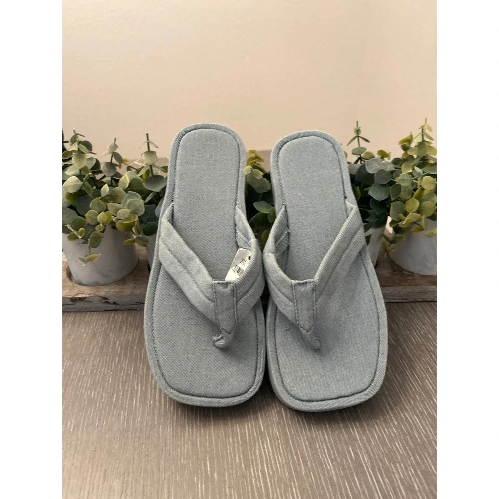 Aerie blue denim flip-flops.  Size‎ 7 NWT